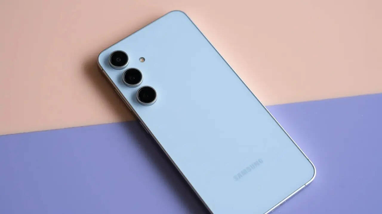 Samsung Galaxy S24 FE में आपको शानदार चिपसेट और दमदार कैमरा सेटअप मिलता है। इसके साथ ही यह स्मार्टफोन उन यूजर्स के लिए भी एक बेस्ट ऑप्शन है जो गेमिंग के लिए फोन खरीनदना चाहते हैं। 