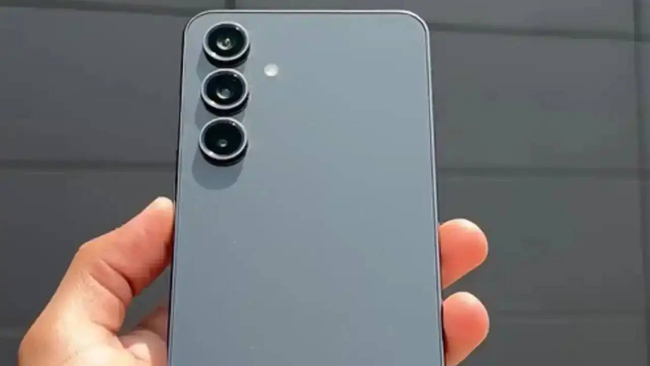 Samsung Galaxy S24 FE कंपनी का फ्लैगशिप स्मार्टफोन है जिसमें कई सारे एडवांस फीचर्स मिलते हैं। आपके लिए गुड न्यूज है कि अब इस स्मार्टफोन की कीमत में बड़ी कटौती हो गई है। अब आप इसे रियल प्राइस से काफी कम कीमत में खरीद सकते हैं।