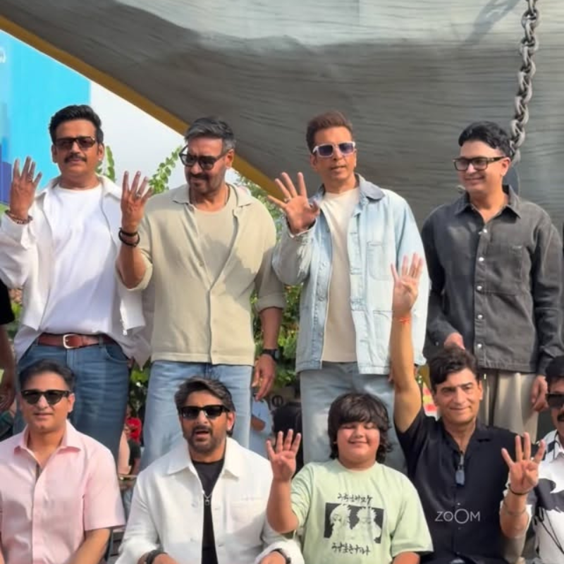 साथ दिखी 'धमाल 4' की टीम