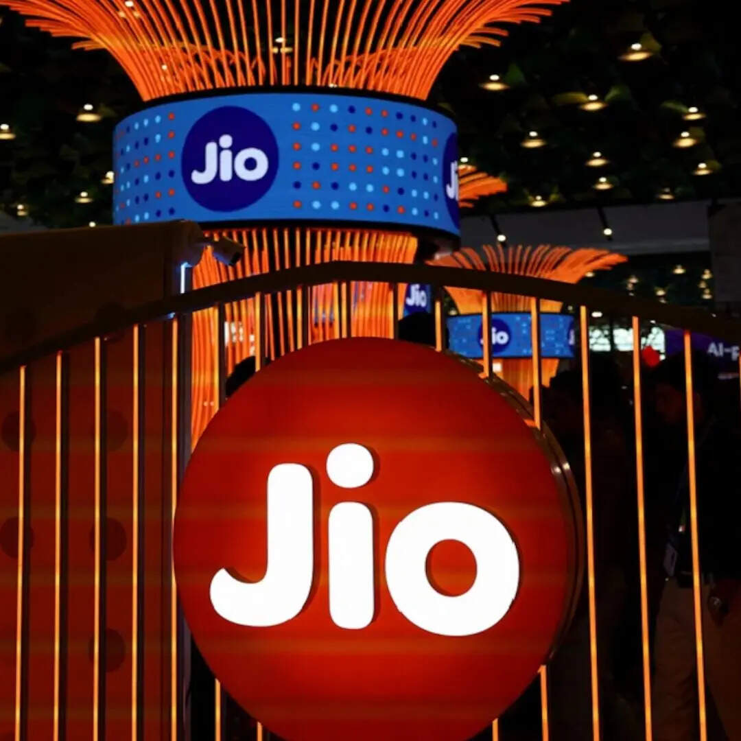 आपको बता दें कि जियो ने ग्राहकों की सहूलियत के लिए अपने पोर्टफोलियो में अब लंबी वैलिडिटी वाले प्लान्स की संख्या बढ़ा दी है। अब आपको शॉर्ट टर्म के साथ साथ शानदार लॉन्ग टर्म वाले प्लान्स मिल जाते हैं। 