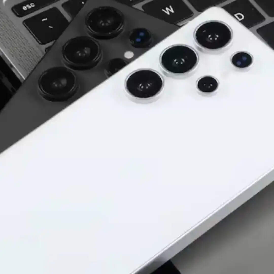 Samsung Galaxy S25 Ultra में आपको Snapdragon 8 Elite चिपसेट का सपोर्ट मिलता है। कंपनी ने इसमें 16GB की रैम 1TB तक की बड़ी स्टोरेज मिलने वाली है। फोटोग्राफी के लिए इसमें आपको 200+10+50+50 मेगापिक्सल का रियर कैमरा सेटअप मिलता है। सेल्फी के लिए इसमें आपको 12 मेगापिक्सल का कैमरा मिलता है।