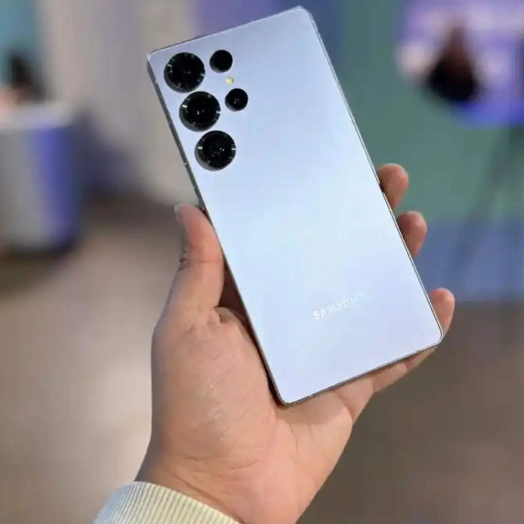 Samsung Galaxy S25 Ultra में आपको 6.9 इंच की QHD प्लस डायनेमिक एमोलेड स्क्रीन मिलती है। डिस्प्ले में आपको 120Hz का रिफ्रेश रेट मिलता है जिससे आपको गेमिंग और मल्टी टास्किंग में शानदार एक्सपीरियंस मिलने वाला है। इसमें आपको एंड्रॉयड 15 का सपोर्ट मिलता है।