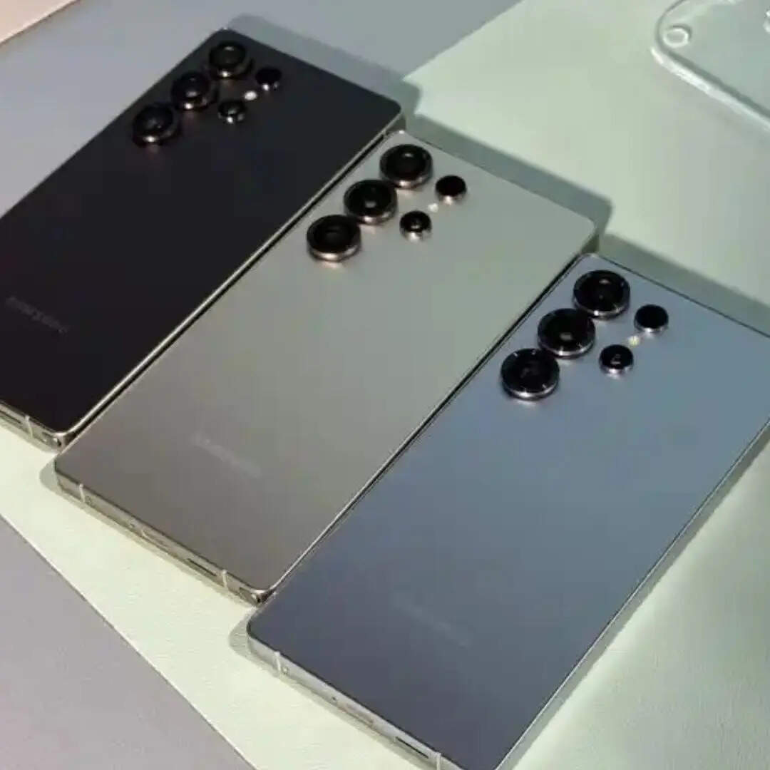 Samsung Galaxy S25 Ultra को अमेजन की वेबसाइट पर 1,29,999 रुपये की शुरुआती कीमत में लिस्ट किया गया था। लेकिन अब कंपनी ने मैसिव प्राइस कट कर दिया है। आप इसे सिर्फ 94,479 रुपये में खरीदकर घर ले जा सकते हैं। मतलब आपके सीधे-सीधे 35000 रुपये बचने वाले है।