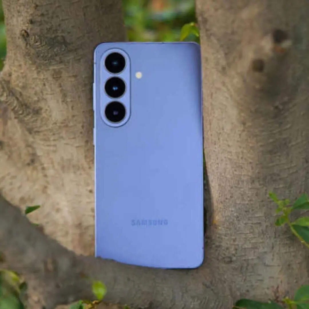 Samsung Galaxy S26 5G के फीचर्स की बात करें तो इसमें आपको 6.3 इंच की फुल एचडी प्लस डायनेमिक एमोलेड डिस्प्ले मिलती है। डिस्प्ले में आपको 1080x2340 पिक्सल का रेजोल्यूशन और 120Hz का रिफ्रेश रेट मिलता है। आउट ऑफ द बॉक्स यह स्मार्टफोन एंड्रॉयड 16 पर रन करता है। इसमें आपको 43000mAh की बड़ी बैटरी का सपोर्ट मिलता है।