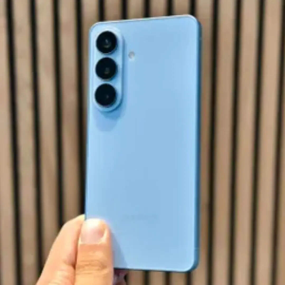 Samsung Galaxy S26  पर मिलने वाले बैंक ऑफर्स की बात करें तो इसमें आपको 5% का इंस्टेंट डिस्काउंट येस बैंक क्रेडिट कार्ड पर मिलेगा। बैंक ऑफर के साथ आप इसे सिर्फ 68,045 रुपये में खरीदकर घर ले जा पाएंगे। मतलब यह स्मार्टफोन आपको करीब-करीब 19,954 रुपये सस्ता मिलने वाला है।