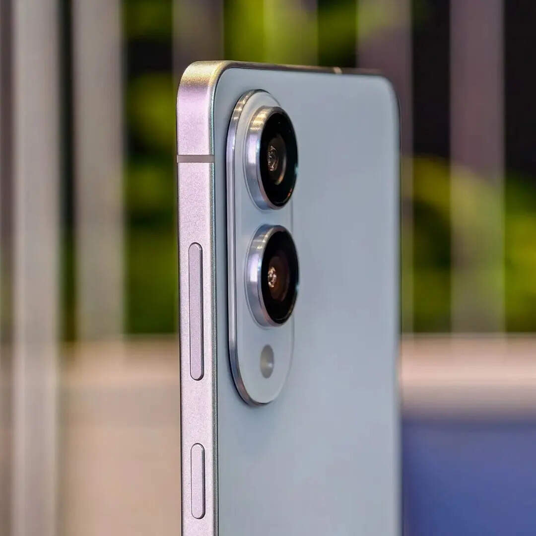 Samsung Galaxy S25 Edge की कीमत में बड़ी कटौती हुई जिसके बाद आप इसे अब तक के सबसे कम कीमत में खरीदकर घर ले जा सकते हैं। सैमसंग के इस स्मार्टफोन में आपको एक से बढ़कर एक फीचर्स मिलते हैं।
