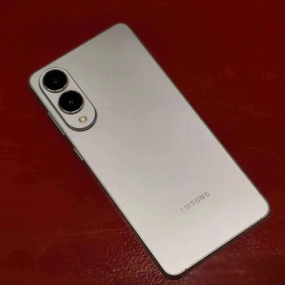 सैमसंग के इस प्रीमियम फोन में आपको परफॉर्मेंस के लिए  Snapdragon 8 Elite प्रोसेसर दिया गया है। इसके साथ ही इसमें आपको 12GB तक की रैम और 512GB तक की स्टोरेज मिलती है।