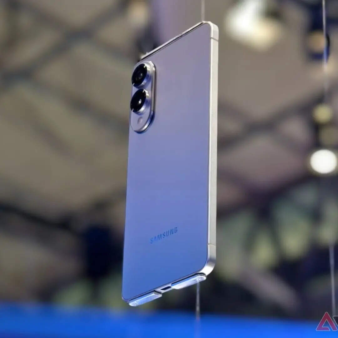Samsung Galaxy S25 Edge पर मिलने वाले फीचर्स की बात करें तो इसमें आपको टाइटेनियम फ्रेम के साथ ग्लास बैक पैनल मिलता है। इसमें कंपनी ने 6.7 इंच की एमोलेड डिस्प्ले दी है जिसमें Corning Gorilla Glass Ceramic 2 दिया गया है। आउट ऑफ द बॉक्स आपको इसमें एंड्रॉयड 15 का सपोर्ट मिलेगा।