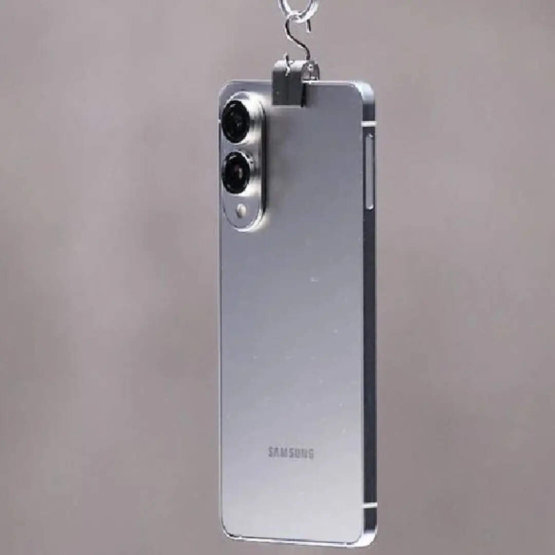 इस फ्लैट डिस्काउंट ऑफर के साथ आप Samsung Galaxy S25 Edge को सिर्फ 69,999 रुपये की कीमत में खरीदकर घर ले जा सकते हैं। मतलब अभी आपके सीधे सीधे 40 हजार रुपये बचने वाले हैं।