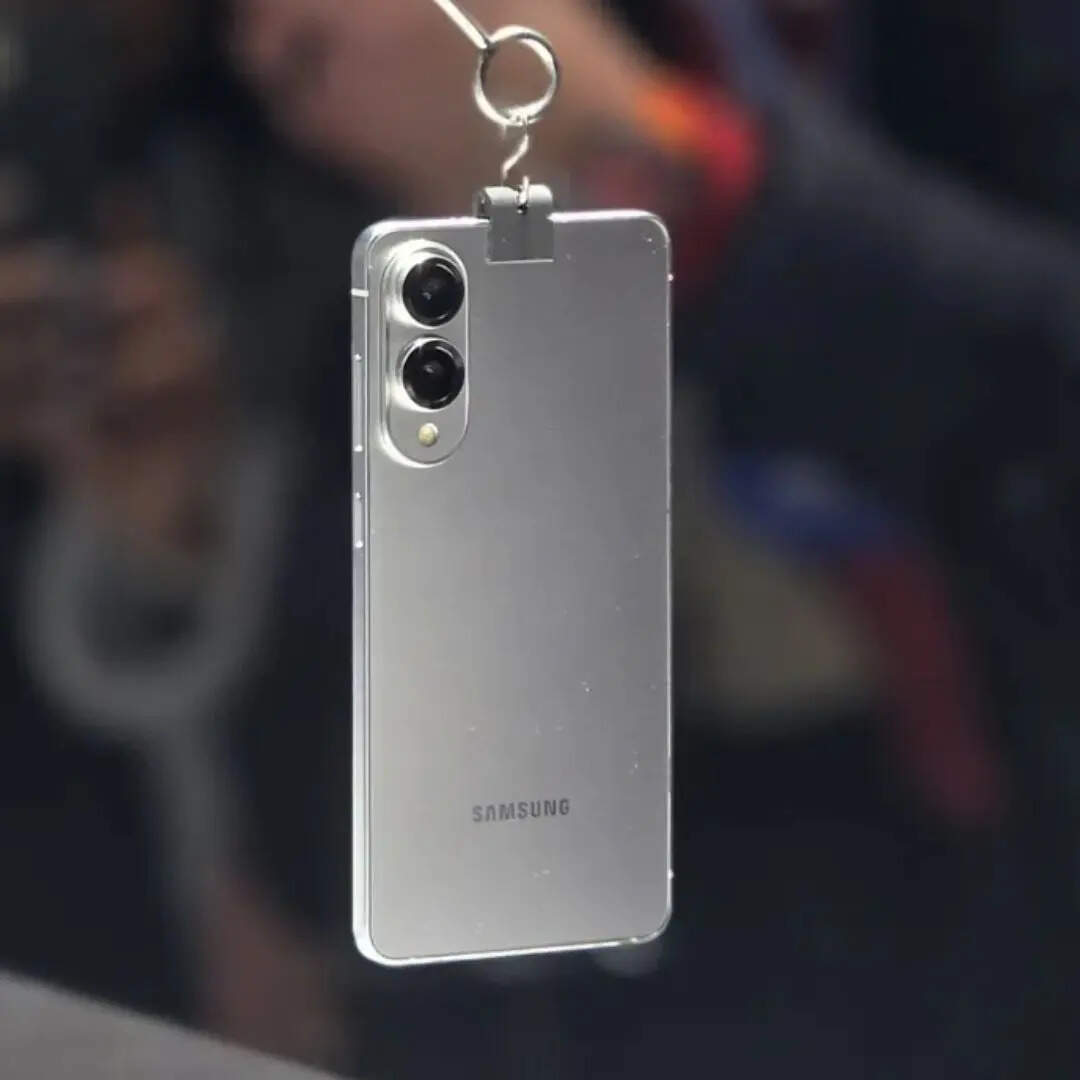 Samsung Galaxy S25 Edge में आपको तगड़ा कैमरा सेटअप और पावरफुल चिपसेट मिलता है। अगर आपको फोटोग्राफी और वीडियोग्राफी का शौक है तो इसमें आपको कई सारे फीचर्स मिलते हैं। 