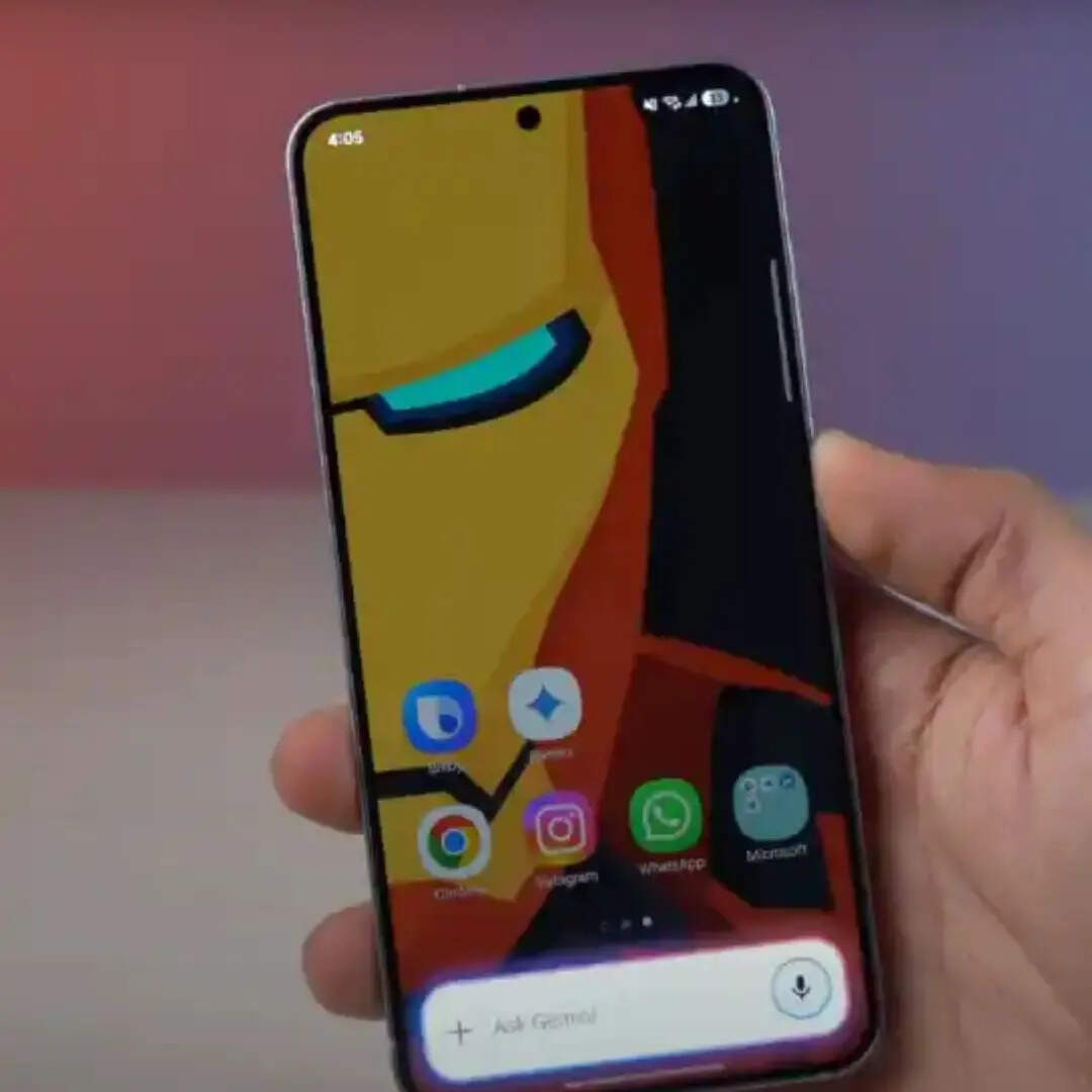 Samsung Galaxy S25 Plus 5G के फीचर्स की बात करें तो इसमें आपको एल्यूमिनियम फ्रेम के साथ ग्लास बैक पैनल मिलता है। इसमें आपको 6.7 इंच की एमोलेड डिस्प्ले मिलती है। प्रोटेक्शन के लिए आपको कॉर्निंग गोरिल्ला ग्लास भी दिया गया है। आउट ऑफ द बॉक्स यह स्मार्टफोन एंड्ऱयड 14 को सपोर्ट करता है।