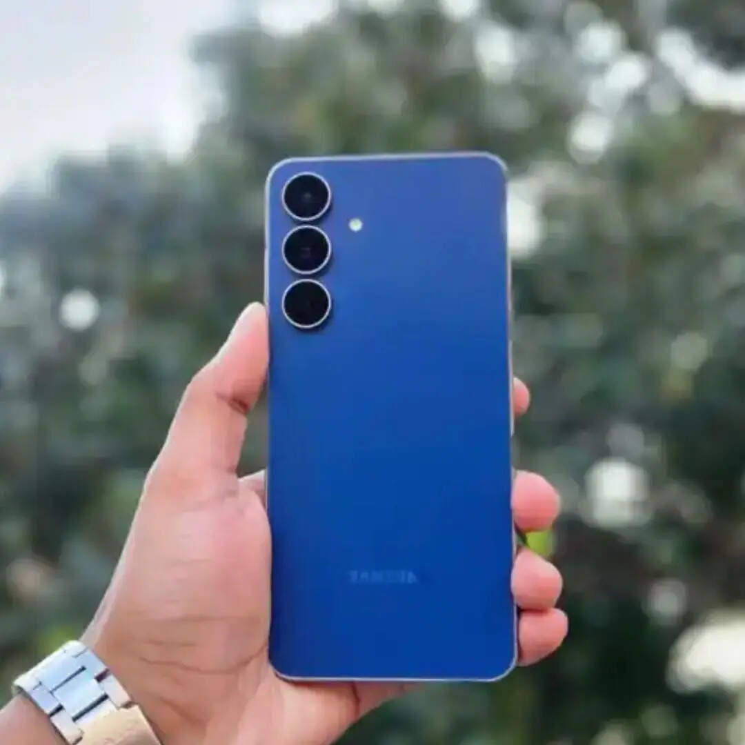 अब बात करते हैं Samsung Galaxy S25 Plus 5G पर मिलने वाले एक्सचेंज ऑफर की। अगर आप अपना पुराना स्मार्टफोन एक्सचेंज कराते हैं तो आप 47,350 रुपये तक की सेविंग कर पाएंगे हालांकि आपको ध्यान रखना होगा कि एक्सचेंज वैल्यू आपके पुराने फोन की वर्किंग और फिजिकल कंडीशन पर निर्भर करेगा।