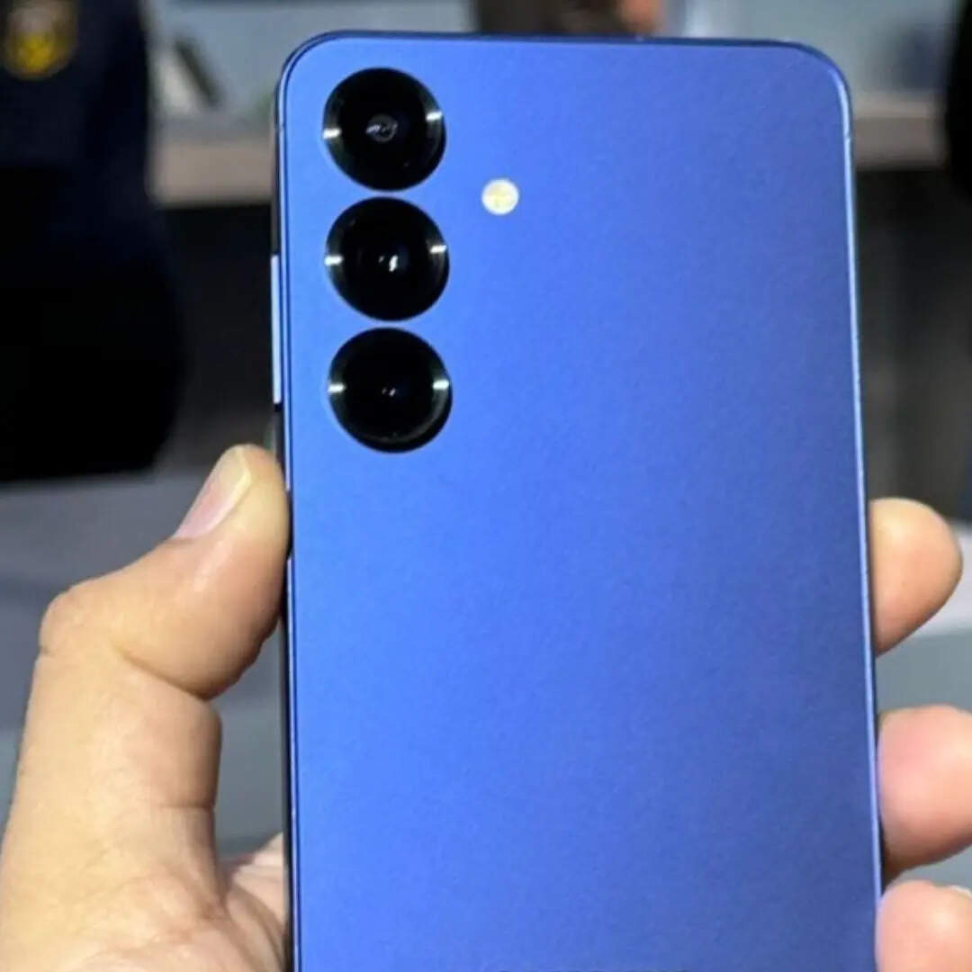 इस डिस्काउंट ऑफर के साथ आप Samsung Galaxy S25 Plus 5G को इस समय सिर्फ 79,999 रुपये में खरीदकर घर ले जा सकते हैं। हालांकि आपके पास इस फ्लैट डिस्काउंट के बाद भी अच्छे खासे पैसे बचाने का मौका है।