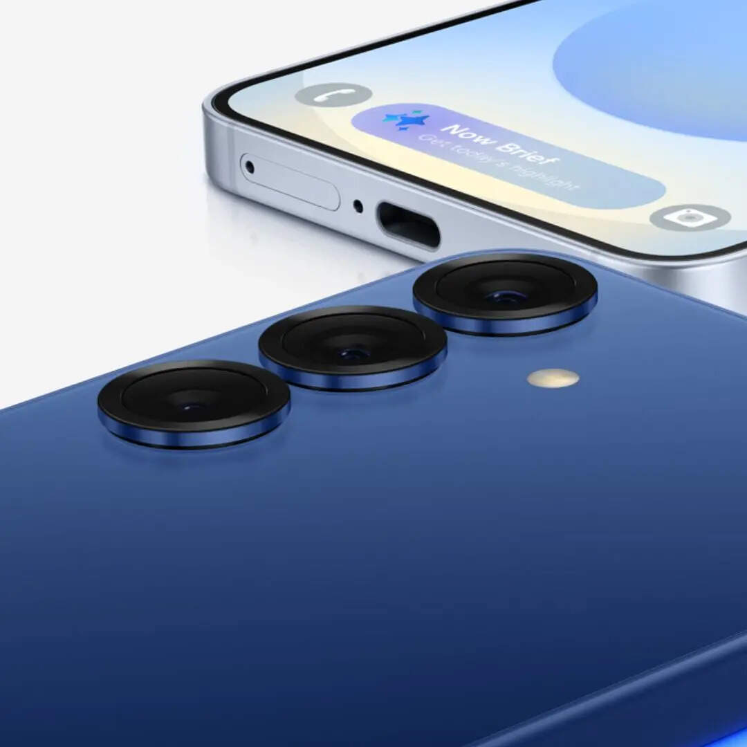 परफॉर्मेंस के लिए इस स्मार्टफोन में आपको Snapdragon 8 Elite प्रोसेसर मिलता है। वहीं इसमें आपको 12GB तक की रैम और 512GB तक स्टोरेज मिलती है। फोटोग्राफी के लिए रियर में आपको 50+10+12 मेगापिक्सल का कैमरा मिलता है। सेल्फी के लिए इसमें आपको 12 मेगापिक्सल का कैमरा दिया गया है। सैमसंग ने इसमें 4900mAh की बड़ी बैटरी दी है।