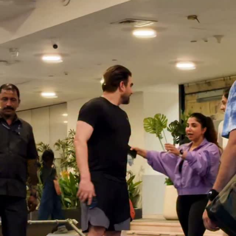 पत्नी के साथ नजर आए अरबाज