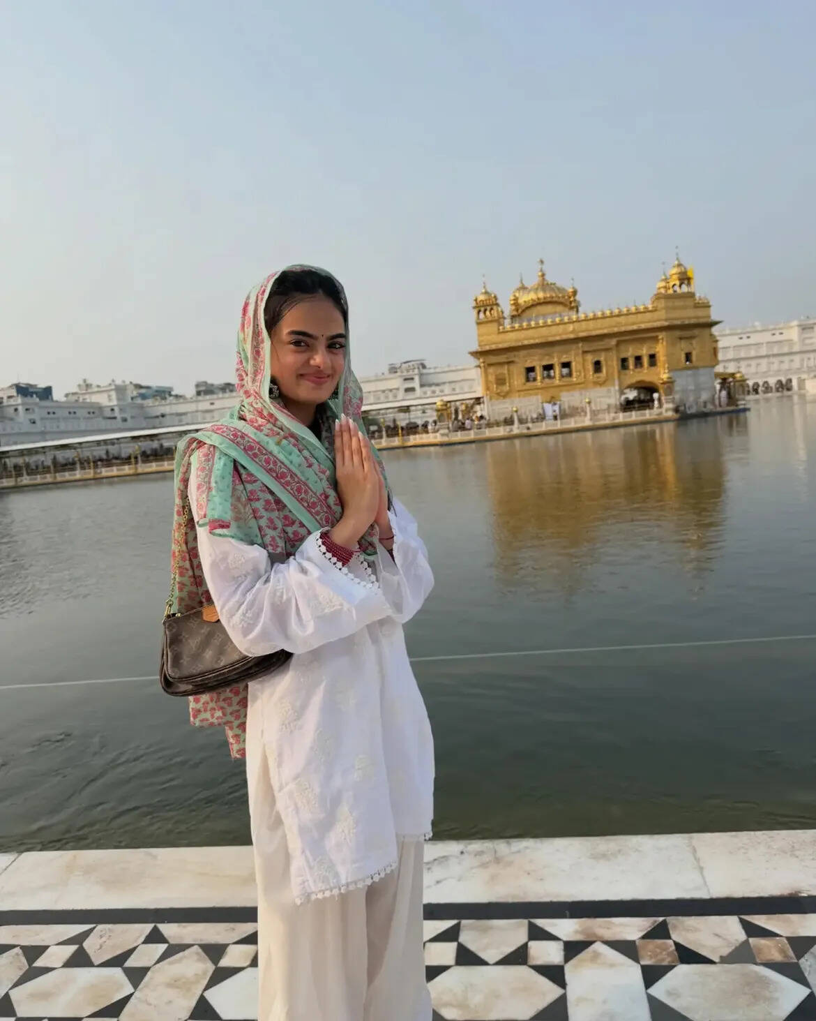 गोल्डन टेंपल पहुंचीं रुहानिका धवन