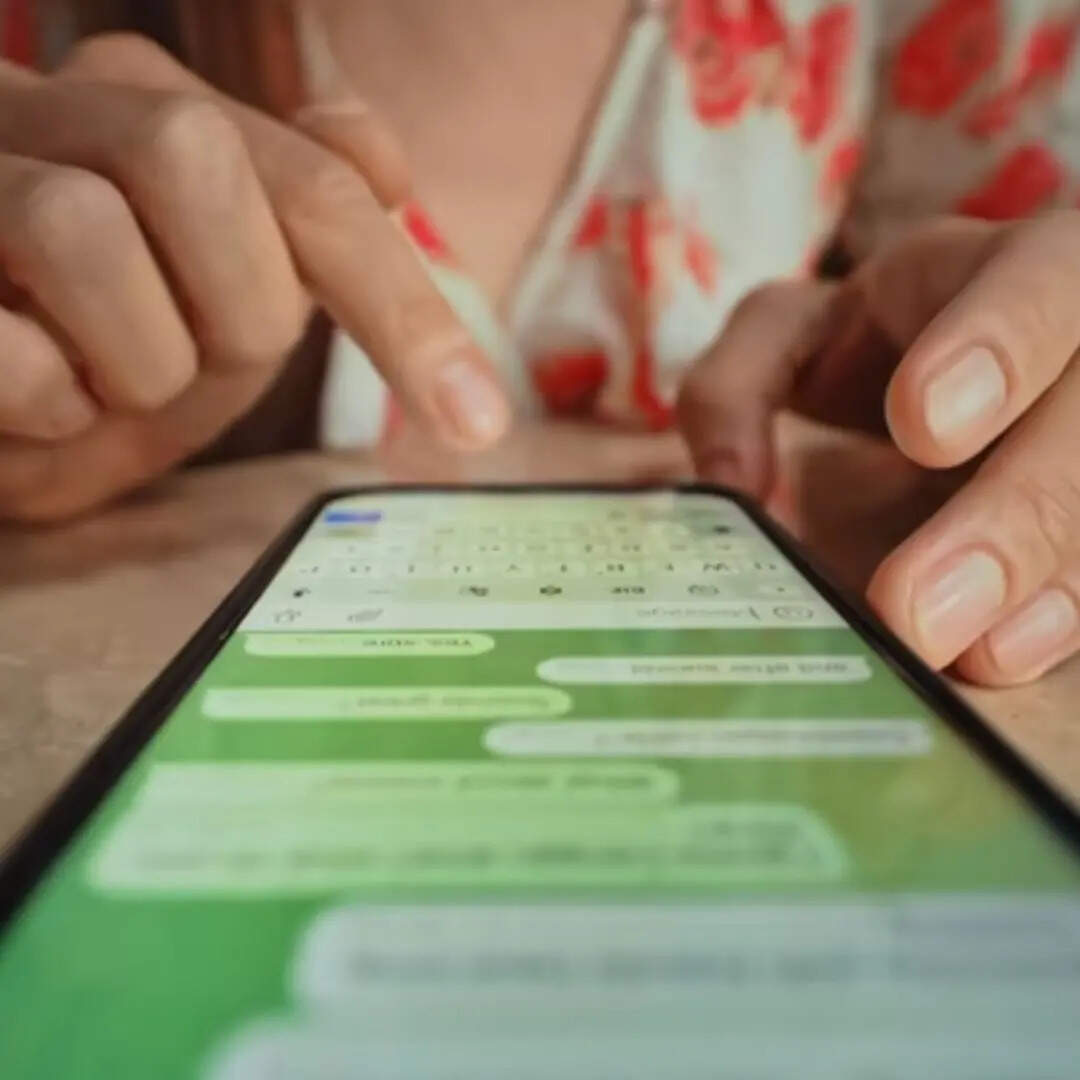 Android यूजर्स अपने फोन में WhatsApp खोलें। ऊपर दाईं ओर दिए गए तीन डॉट पर टैप करें और Settings में जाएं। अब Privacy विकल्प पर टैप करें। नीचे स्क्रॉल करके Calls सेक्शन में जाएं और Silence Unknown Callers के सामने दिए गए टॉगल को ऑन कर दें।
