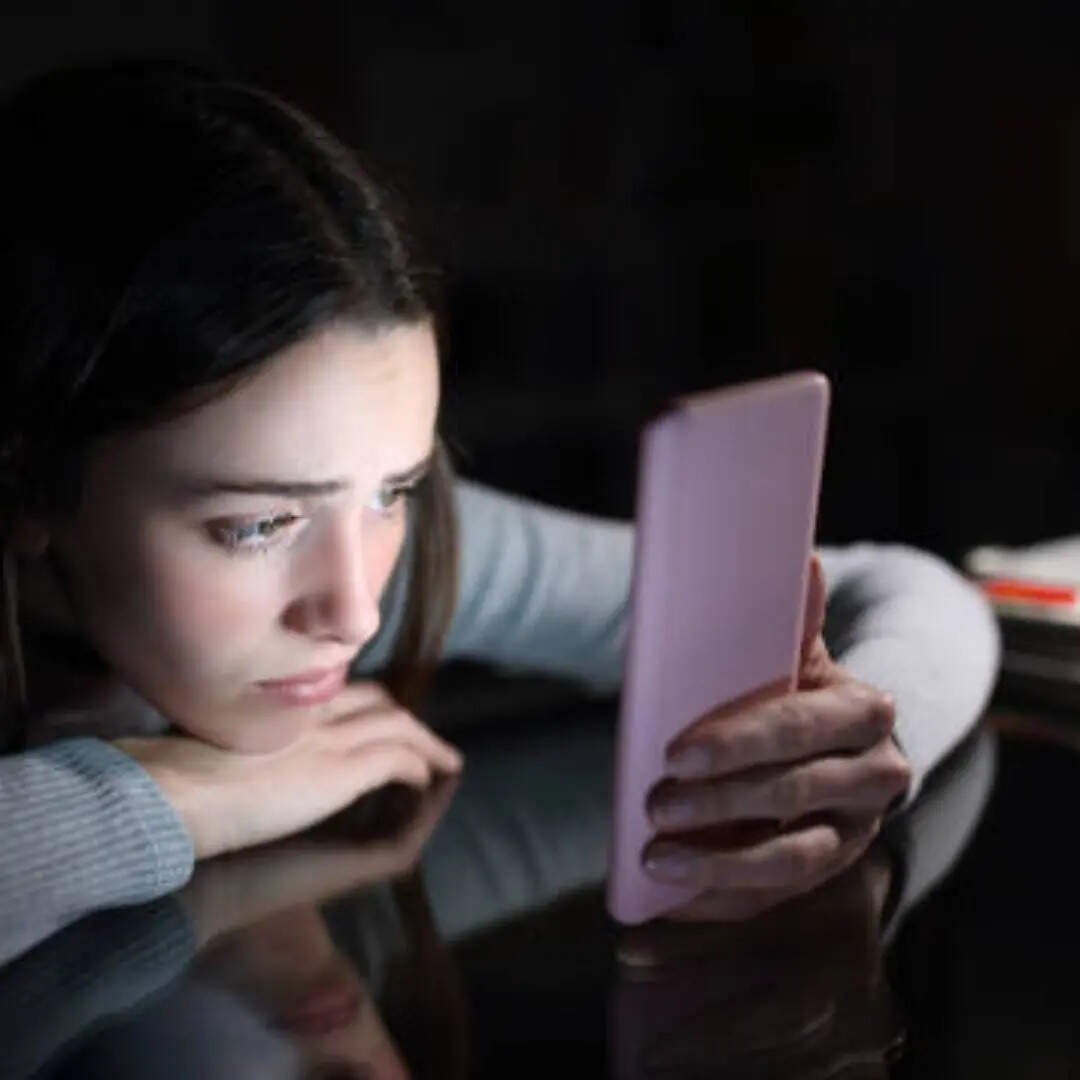 WhatsApp में एक उपयोगी फीचर मौजूद है, जिसकी मदद से अनजान नंबरों से आने वाली WhatsApp कॉल्स को साइलेंट किया जा सकता है। इससे बेवजह की कॉल्स से काफी राहत मिलती है।