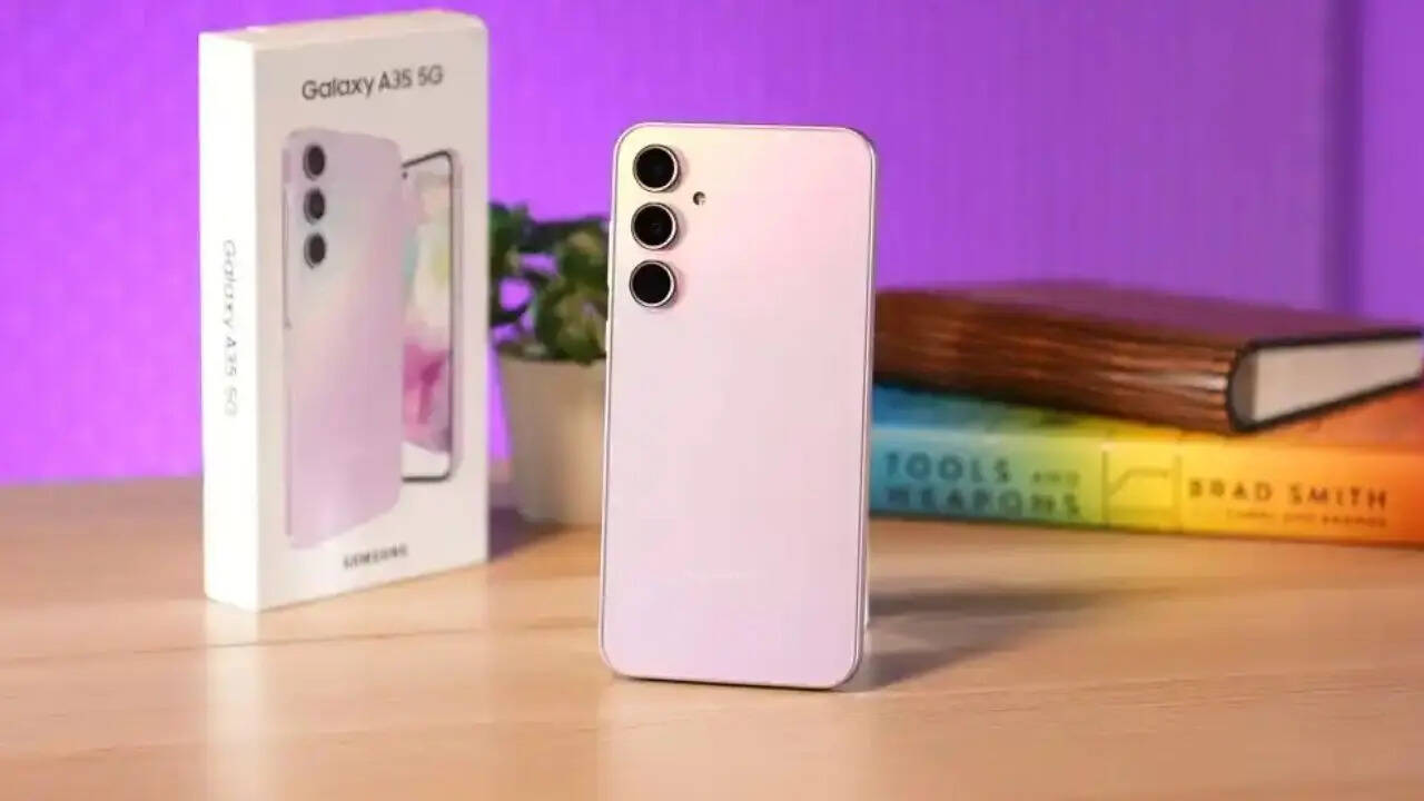 परफॉर्मेंस के लिए इस स्मार्टफोन में आपको Exynos 1380 का सपोर्ट मिलता है। इसके साथ इसमें कंपनी ने 12GB तक की रैम और 256GB तक की स्टोरेज दी है। फोटोग्राफी के लिए रियर में 50+8+5 मेगापिक्सल का कैमरा मिलता है। सेल्फी के लिए इसमें 13 मेगापिक्सल का कैमरा दिया गया है।