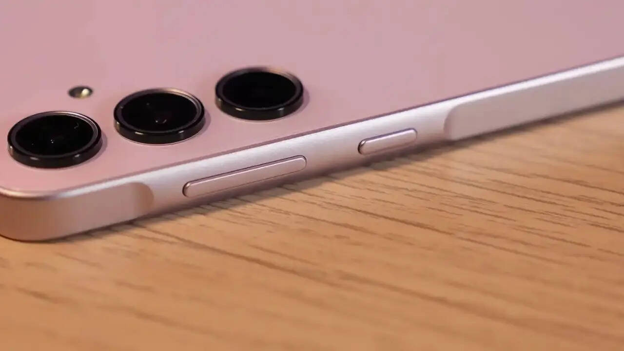 ई-कॉमर्स वेबसाइट में Samsung Galaxy A35 5G की कीमत पूरी तरह से धड़ाम हो चुकी है। फ्लिपकार्ट ग्राहकों को इस स्मार्टफोन पर फ्लैट 43% का धमाकेदार डिस्काउंट दे रहा है। इस ऑफर के साथ आप इसे सिर्फ 20,999 रुपये में खरीदकर घर ले जा सकते हैं।