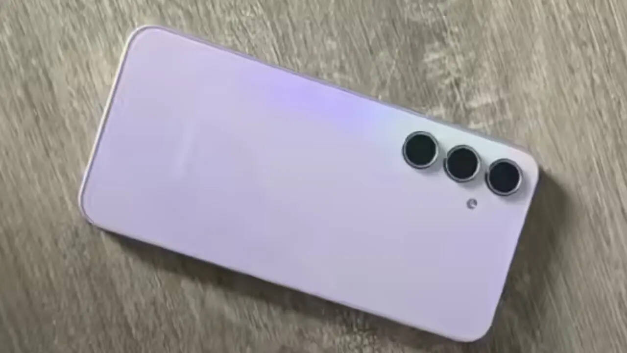सबसे पहले आपको बता दें कि Samsung Galaxy A35 5G को फ्लिपकार्ट में 36,999 रुपये की कीमत में लॉन्च किया गया है। हालांकि अब आपको इसे खरीदने के लिए इतने अधिक पैसे नहीं खर्च करने पड़ेंगे।