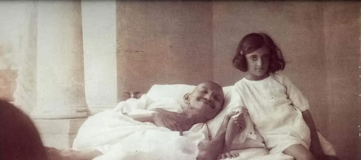 1924 में अपने उपवास के दौरान युवा इंदिरा गांधी के साथ महात्मा गांधी (फोटो- Indira Gandhi memorial )