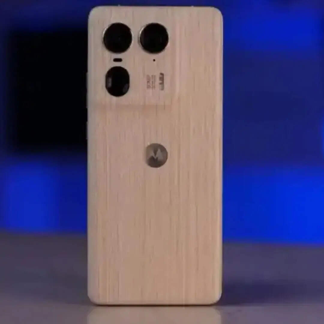 मोटोरोला के इस स्मार्टफोन में आपको परफॉर्मेंस के लिए Snapdragon 8s Gen 3 का प्रोसेसर मिलेगा। इसके साथ ही आपको 16GB तक की रैम और 1TB तक की डिस्प्ले मिलती है। फोटोग्राफी के लिए इसमें 50+64+50 मेगापिक्सल का कैमरा दिया गया है। सेल्फी के लिए इसमें आपको 50 मेगापिक्सल का कैमरा मिलता है।