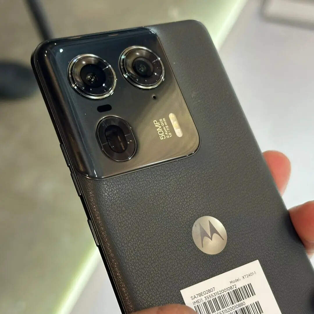 Motorola का Edge 50 Ultra एक प्रीमियम स्मार्टफोन है। इसमें आपको पावरफुल चिपसेट के साथ DSLR लेवल का कैमरा सेटअप मिलता है। अच्छी बात यह है कि इसकी बड़ी बैटरी को चार्ज करने के लिए इसमें आपको 125W की फास्ट चार्जिंग का सपोर्ट मिलता है।
