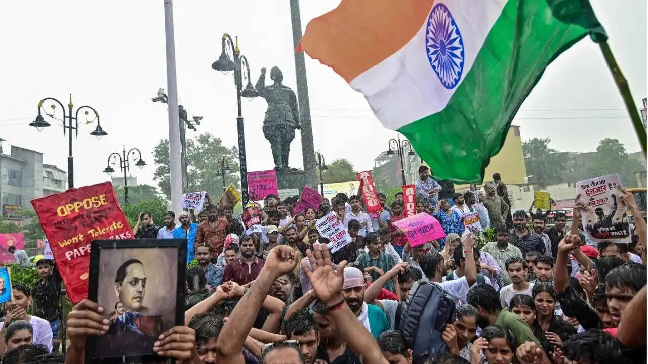 Chalo Sansad, Cockroach Janata Party