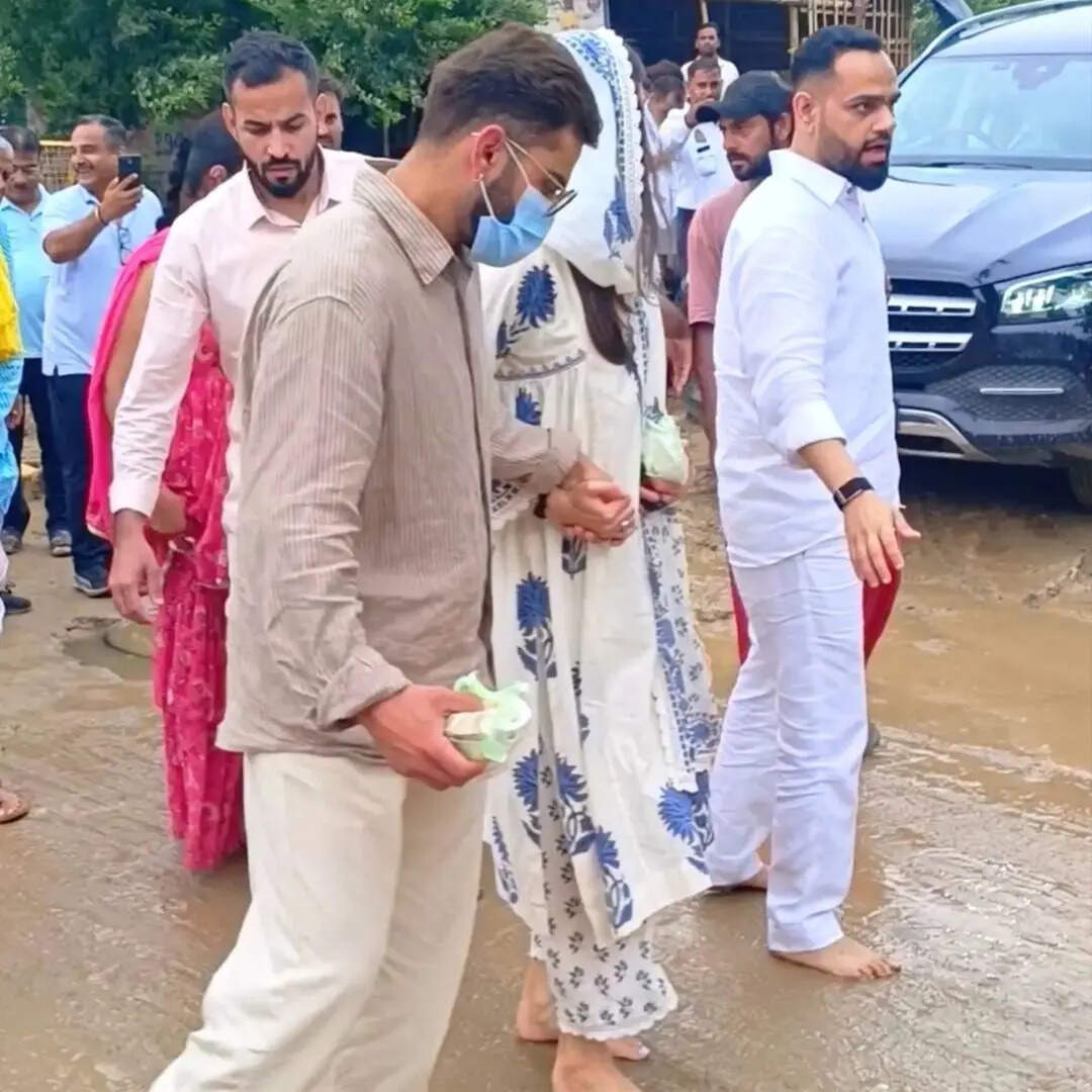 थामे रखा पत्नी का हाथ