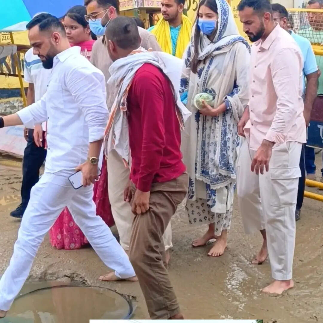 पानी भरे सड़क के गड्डों से होकर गुजरे