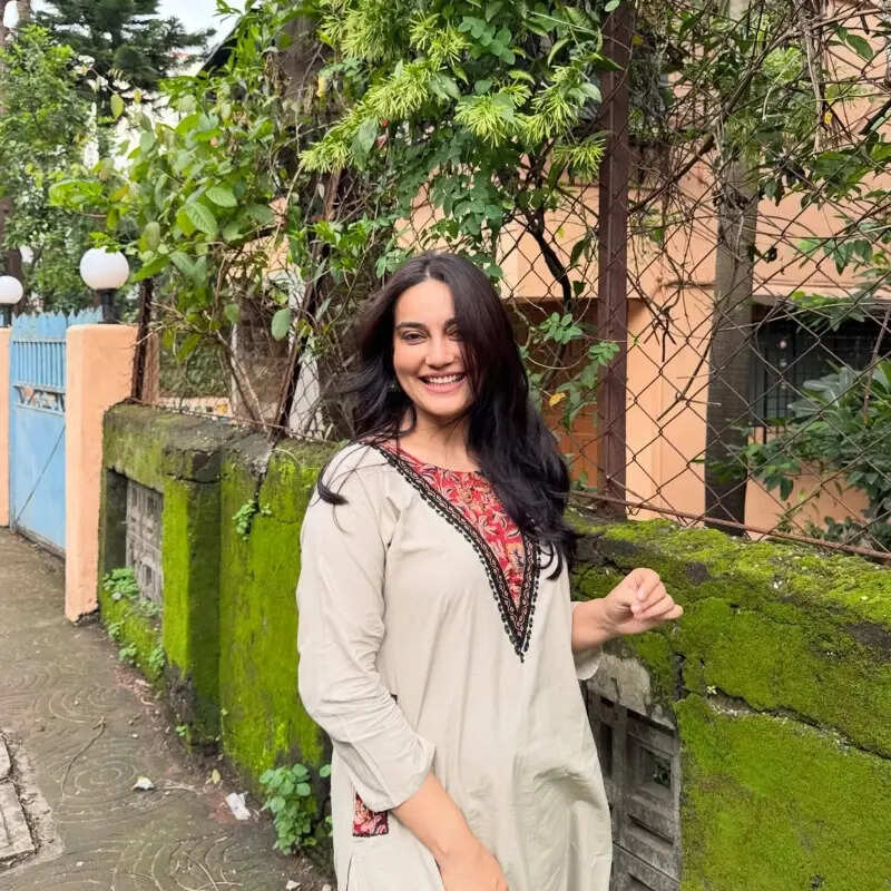 पति संग घूमने निकलीं सुरभि ज्योति​