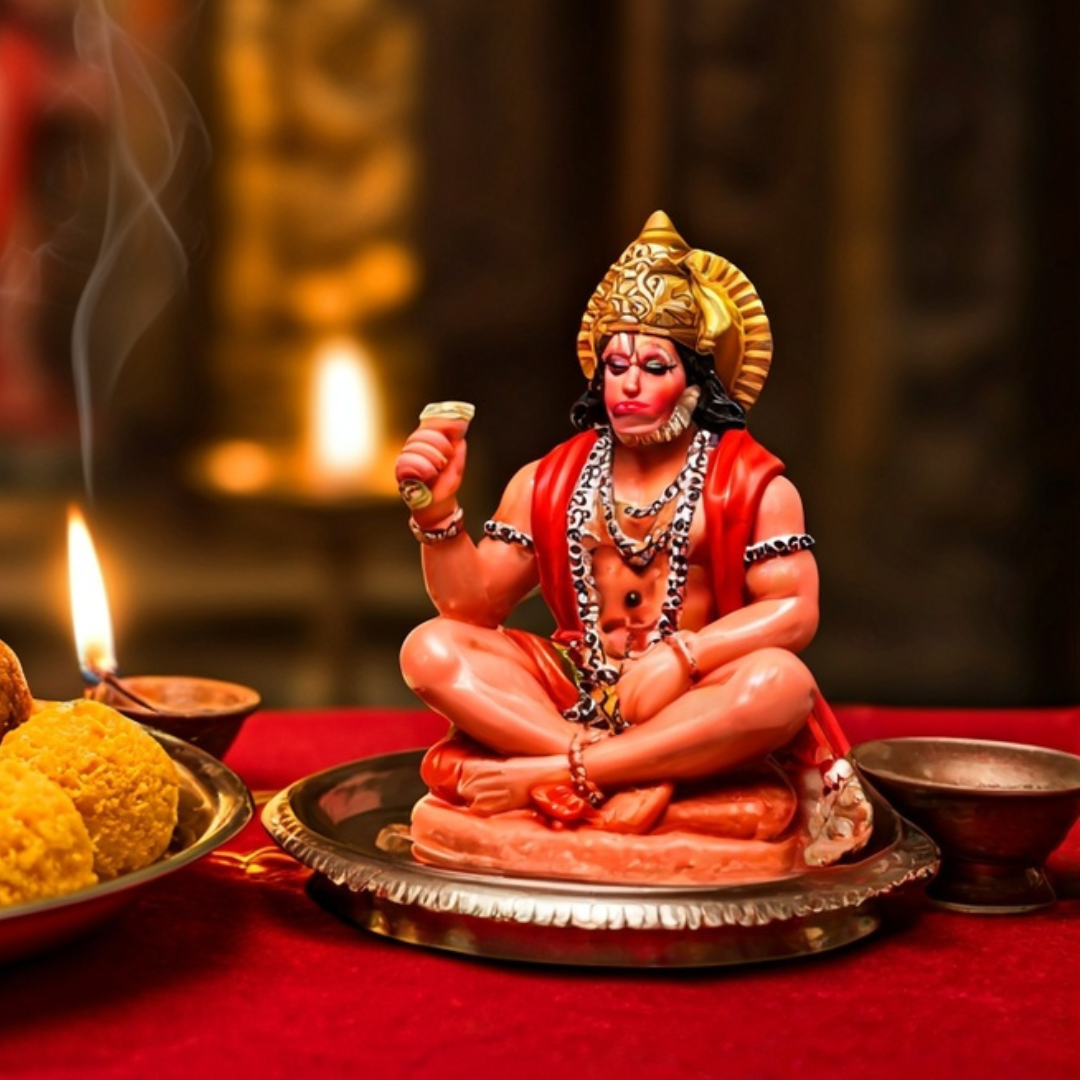 आरती के बाद प्रसाद बांटें