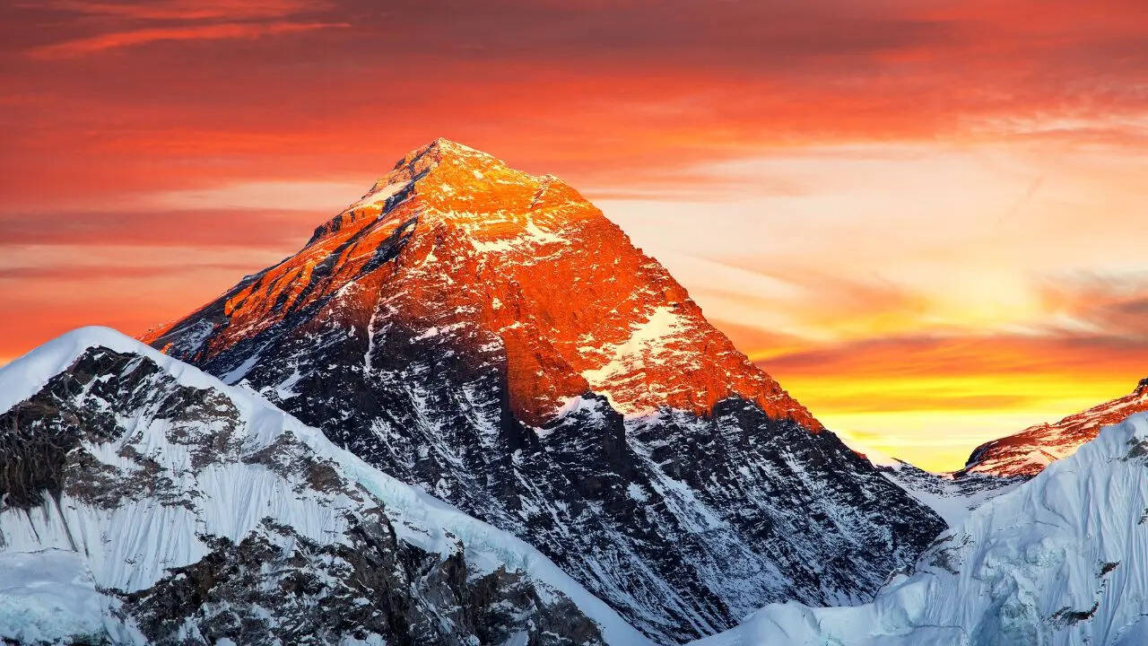 ​दोनों पर्वतों में कितना अंतर है?, Mount Everest vs Kanchenjunga​