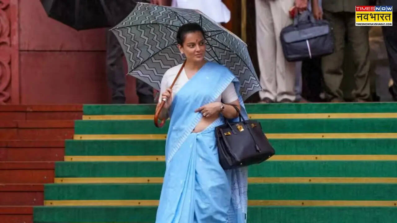 मानसून सत्र में खास छाता कैरी किये दिखीं कंगना (Photo: PTI)