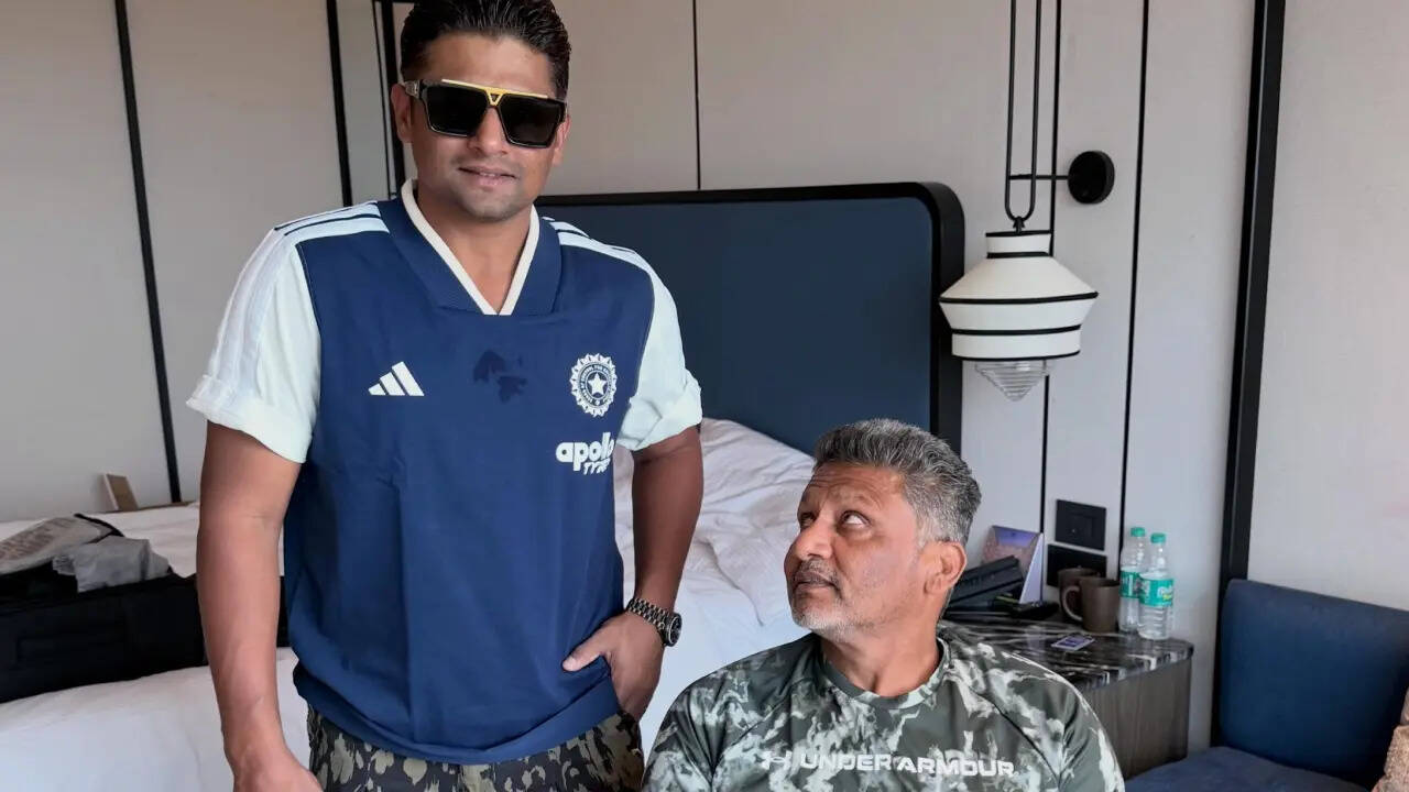 टीम इंडिया में वापसी के बाद पिता नौशाद के साथ सरफराज खान (Instagram)