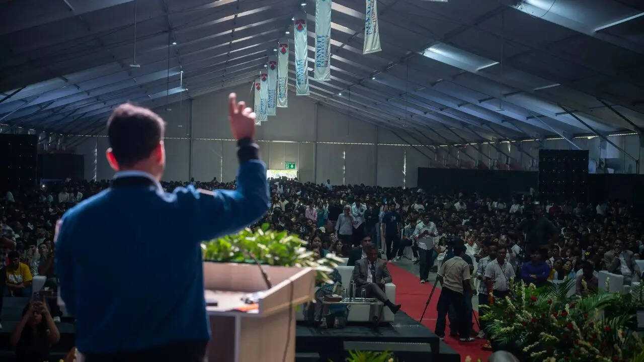 Bennett University के दीक्षारंभ 2026 में छात्रों के साथ अंतरिक्ष यात्री शुभांशु शुक्ला