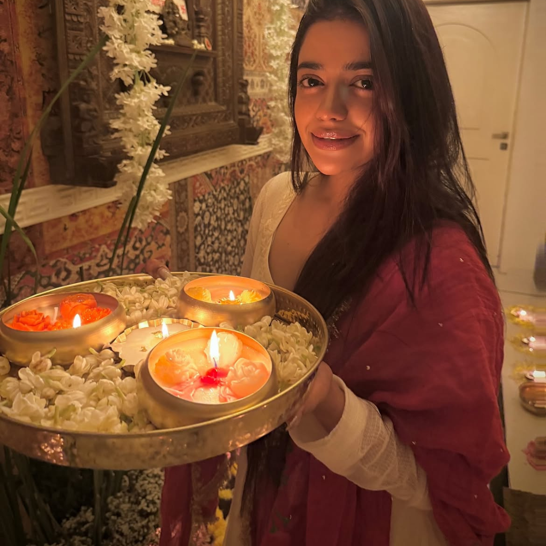 सूट में रीवा