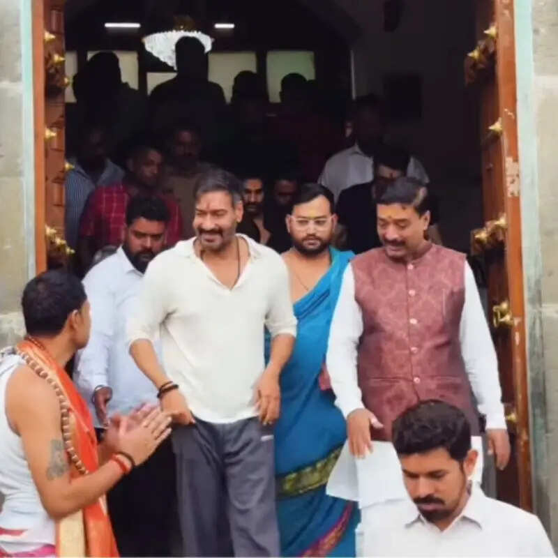 Ajay Devgn ने त्र्म्बकेश्वर मंदिर में किये दर्शन