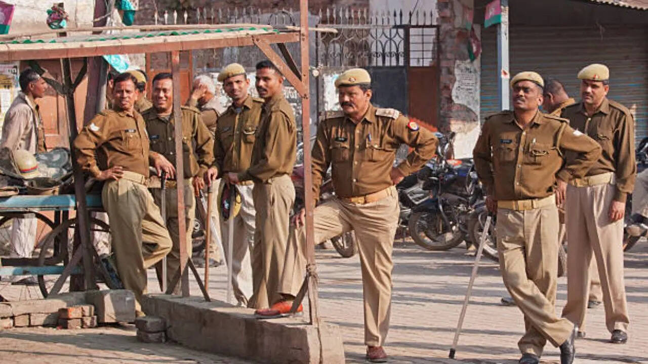 'पैसे कमाने के लिए आधिकारिक पद का इस्तेमाल नहीं कर सकते'