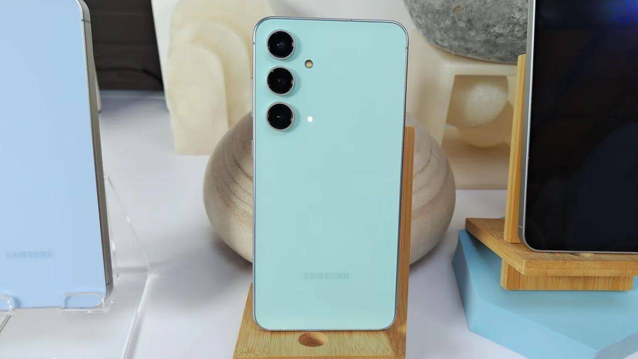 परफॉर्मेंस के लिए सैमसंग के इस फ्लैगशिप स्मार्टफोन में आपको Exynos 2400 का सपोर्ट मिलता है। इसमें आपको 8GB की रैम और 512GB तक की स्टोरेज मिलती है। इसमें कंपनी ने 50+8+12 मेगापिक्सल का कैमरा दिया गया है। सेल्फी और वीडियो कॉलिंग के लिए इसमें आपको 12 मेगापिक्सल का कैमरा मिलता है।