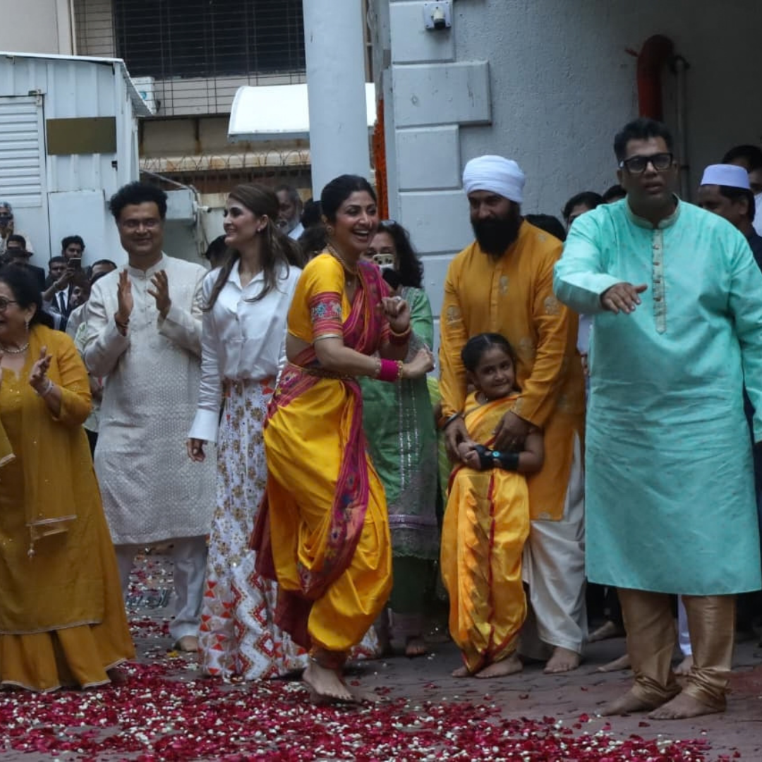 गुलाबी चूड़ियों का मेल