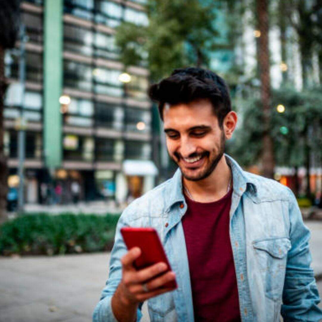 जानकारी के अनुसार, प्रीमियम सेवाओं, रेलवे, टेलीकॉम और फ्यूल जैसी कैटेगरी में UPI भुगतान पर ₹5 का फ्लैट MDR लगाया जा सकता है। यह शुल्क मर्चेंट की ओर से दिया जाएगा, ग्राहक से सीधे वसूल नहीं किया जाएगा।