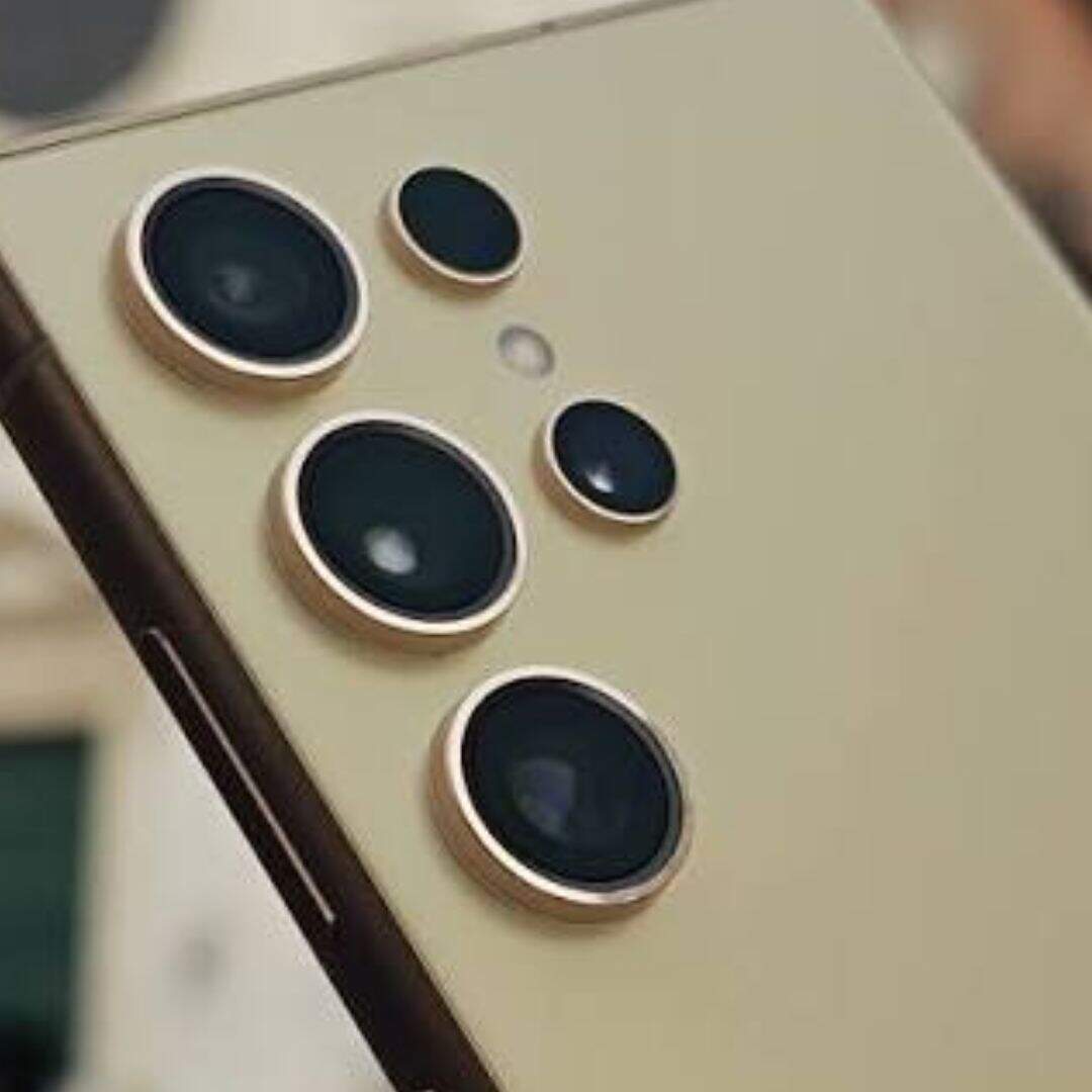 Samsung Galaxy S24 Ultra के फीचर्स की बात करें तो इसमें 6.8 इंच की एमोलेड स्क्रीन मिलती है। परफॉर्मेंस के लिए इसमें Snapdragon 8 Gen 3 प्रोसेसर दिया गया है। आउट ऑफ द बॉक्स यह स्मार्टफोन एंड्रॉयड 14 पर रन करता है।