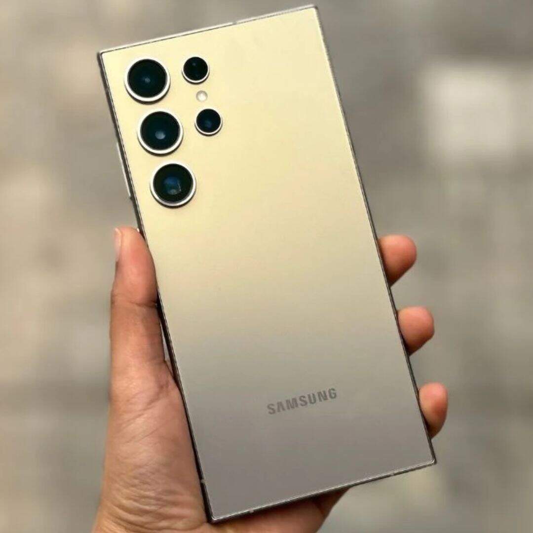 Samsung Galaxy S24 Ultra में मलने वाले ऑफर्स की बात करें तो इसमें 62000 रुपये से ज्यादा का एक्सचेंज ऑफर मिल रहा है। हालांकि आपको इस बात का ध्यान रखना होगा कि एक्सचेंज वैल्यू आपके पुराने फोन की वर्किंग और फिजिकल कंडीशन पर निर्भर करेगा।
