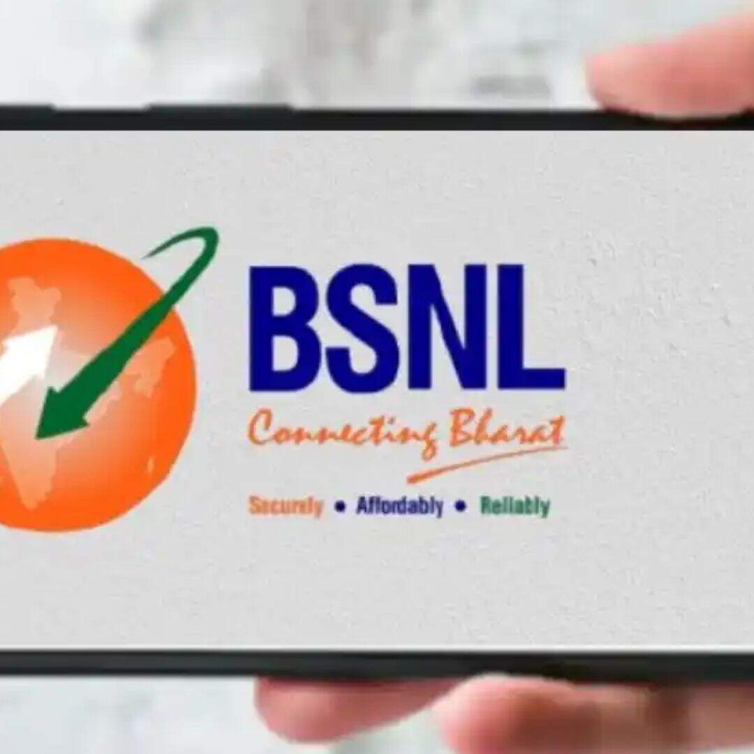 जहां निजी टेलीकॉम कंपनियां अपने प्लान्स को महंगा कर रही हैं वहीं BSNL ने मोबाइल यूजर्स की बड़ी टेंशन खत्म कर दी है। अगर आप सस्ता रिचार्ज प्लान तलाश रहे हैं तो इस फेस्टिव सीजन में आप बीएसएनएल के ऑफर का फायदा ले सकते हैं।