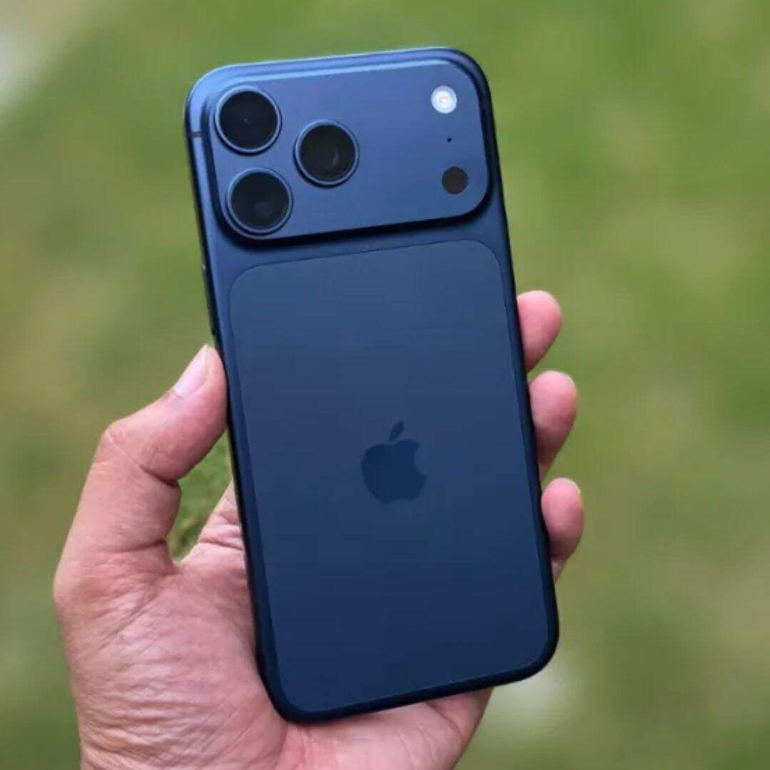 ​रिटेल प्लेटफॉर्म Croma ने iPhone 17 Pro सीरीज पर खास ऑफर पेश किया है। कंपनी इसे 'Apple Exclusive Offers' के तहत प्रमोट कर रही है। Croma के मुताबिक, इन फोन पर पहले की तुलना में कम कीमत में खरीदारी का मौका मिल रहा है। ग्राहक Croma स्टोर पर 2,000 रुपये देकर फोन बुक भी कर सकते हैं।