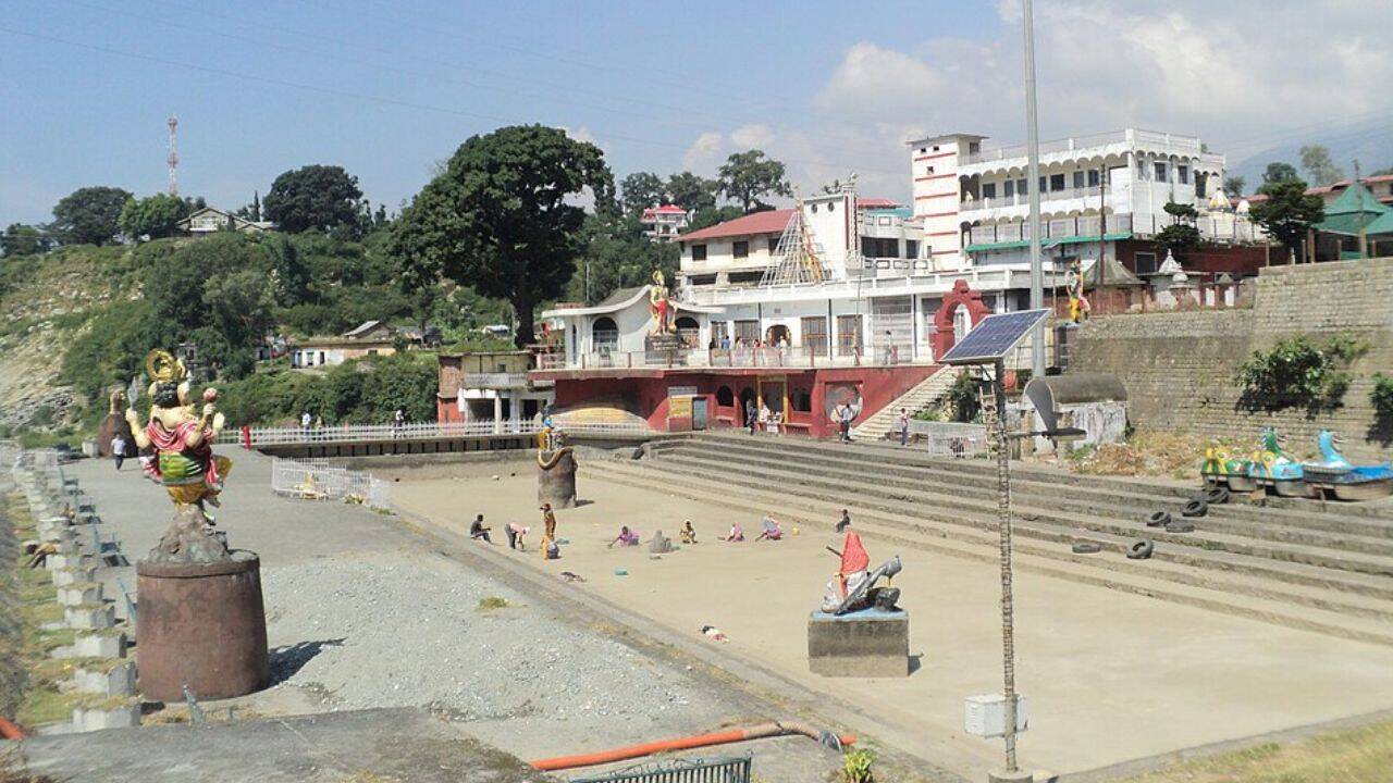 चामुंडा देवी के बाद कांगड़ा का किला देखें