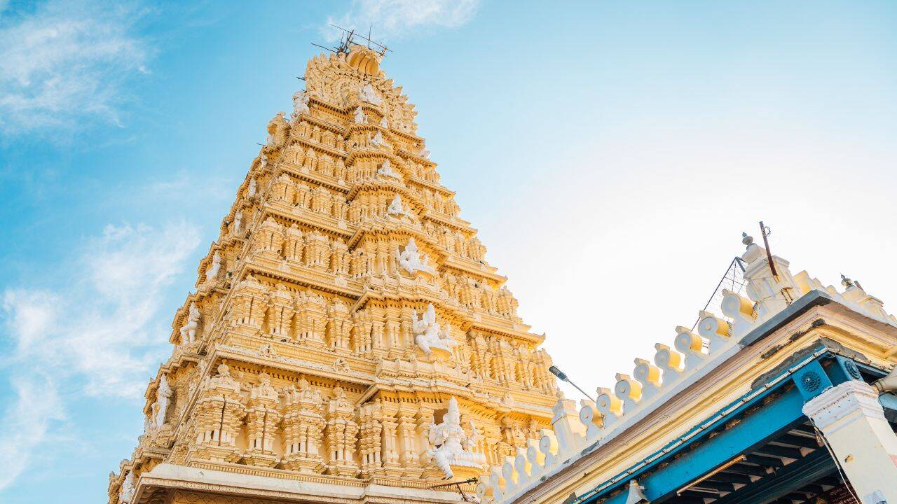 चामुंडेश्वरी देवी से मैसूर पैलेस भी जाएं
