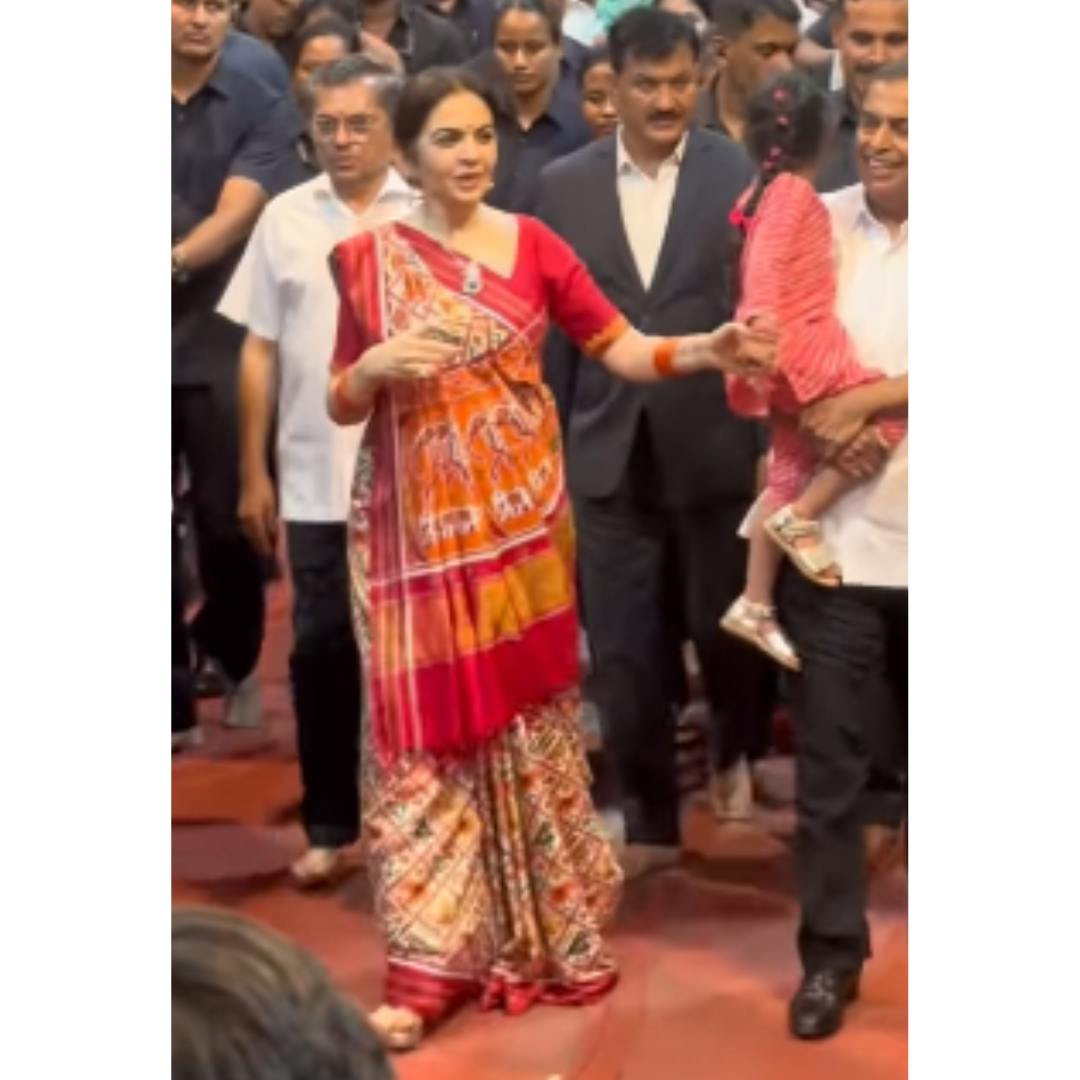 ऐसा था पूरा लुक